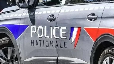 <div class="paragraphs"><p>فرانسیسی پولیس کی گاڑی، تصویر سوشل میڈیا</p></div>