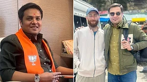 پہلگام حملے میں لوگوں کی جان بچانے والے نزاکت کا چھتیس گڑھ میں والہانہ استقبال، خوب ہوئی پھولوں کی بارش