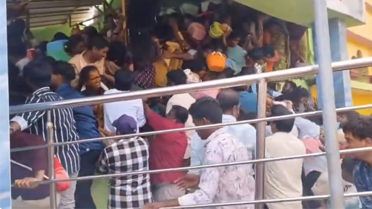 آندھرا پردیش کے مندر میں بھگدڑ، 9 عقیدت مندوں کی موت، درجنوں زخمی