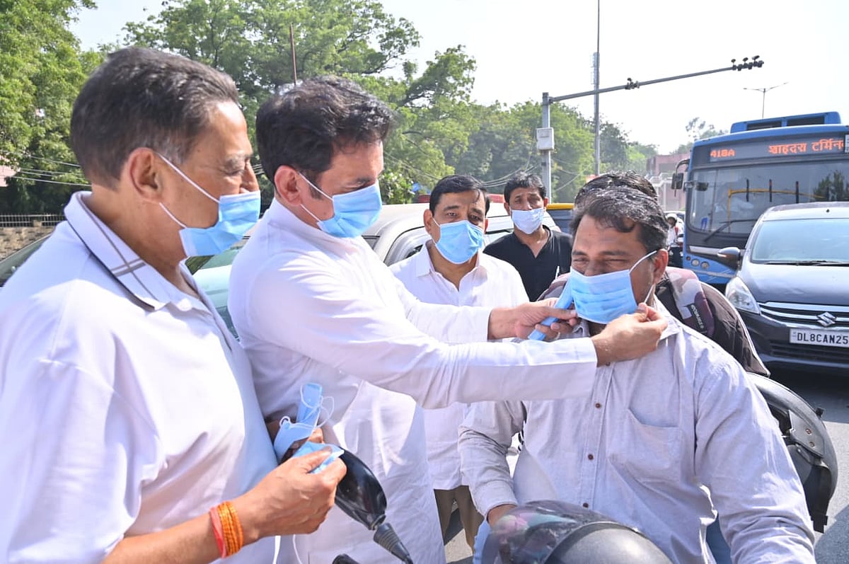 فضائی آلودگی کے خلاف سڑکوں پر اتری دہلی کانگریس، لوگوں میں ماسک کیے تقسیم