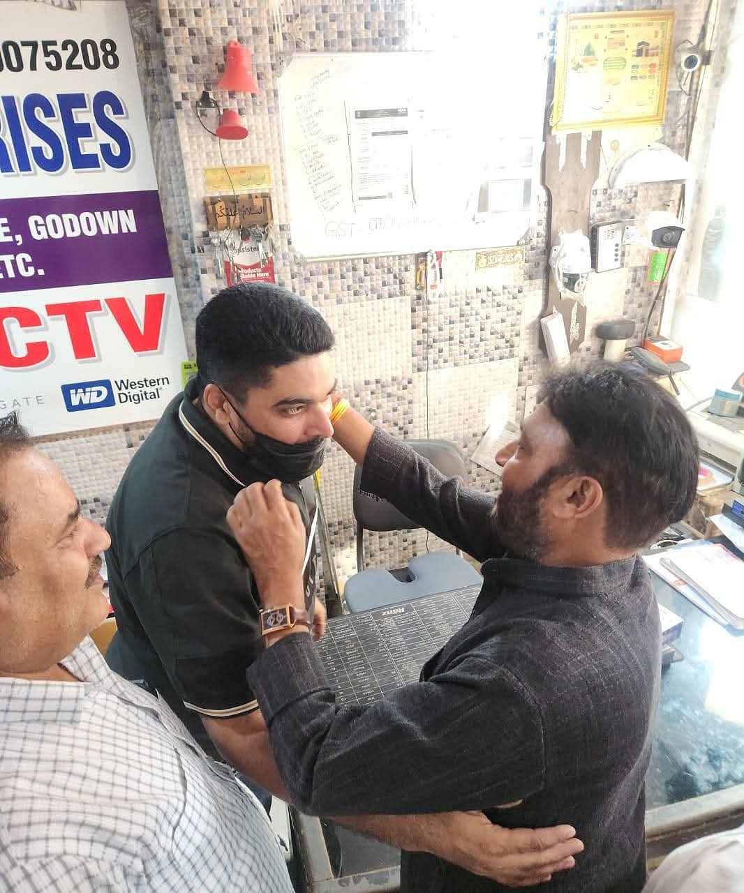 فضائی آلودگی کے خلاف سڑکوں پر اتری دہلی کانگریس، لوگوں میں ماسک کیے تقسیم