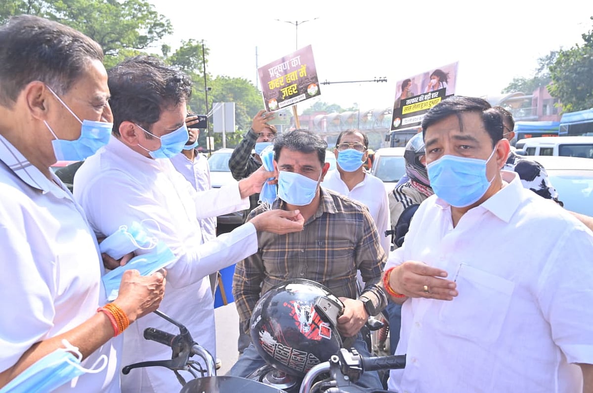 فضائی آلودگی کے خلاف سڑکوں پر اتری دہلی کانگریس، لوگوں میں ماسک کیے تقسیم