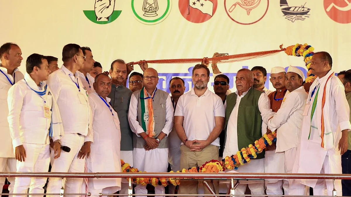 <div class="paragraphs"><p>وزیر گنج اسمبلی حلقہ میں انتخابی جلسہ کے دوران راہل گاندھی و دیگر مہاگٹھ بندھن لیڈران، تصویر @INCIndia</p></div>