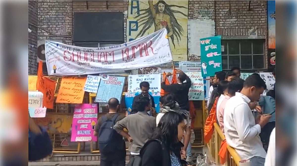 جواہر لال نہرو یونیورسٹی میں طلبہ یونین انتخابات کے لیے ووٹنگ، بائیں بازو اور اے بی وی پی میں مقابلہ