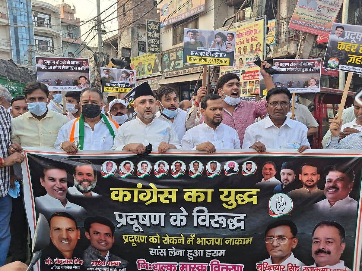 فضائی آلودگی کے خلاف سڑکوں پر اتری دہلی کانگریس، لوگوں میں ماسک کیے تقسیم