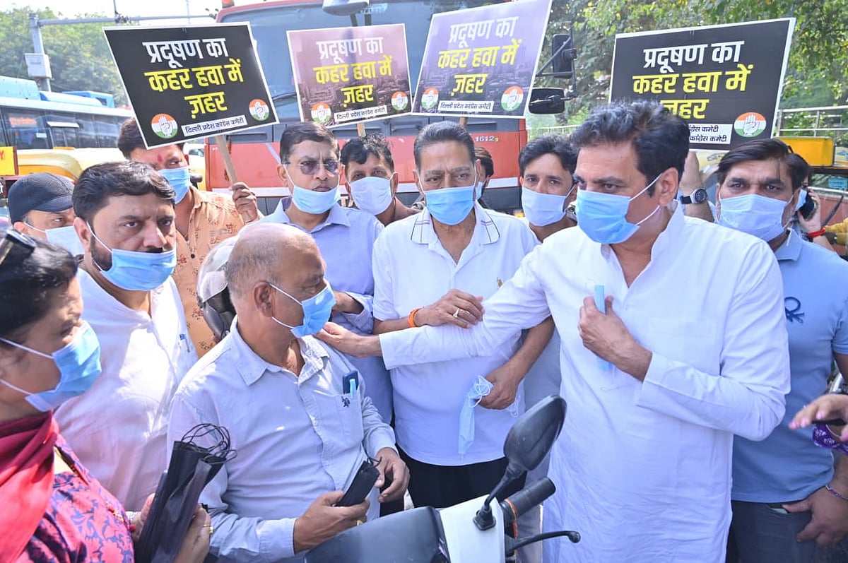 فضائی آلودگی کے خلاف سڑکوں پر اتری دہلی کانگریس، لوگوں میں ماسک کیے تقسیم