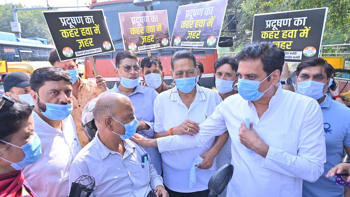 <div class="paragraphs"><p>لوگوں میں ماسک تقسیم کرتے ہوئے دہلی کانگریس صدر دیویندر یادو</p></div>