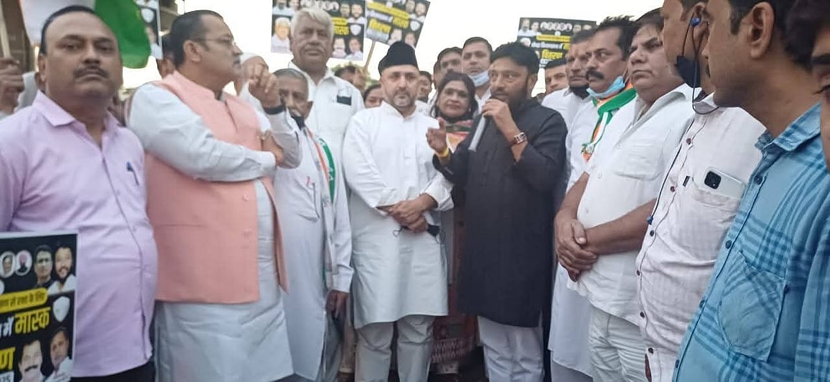 فضائی آلودگی کے خلاف سڑکوں پر اتری دہلی کانگریس، لوگوں میں ماسک کیے تقسیم
