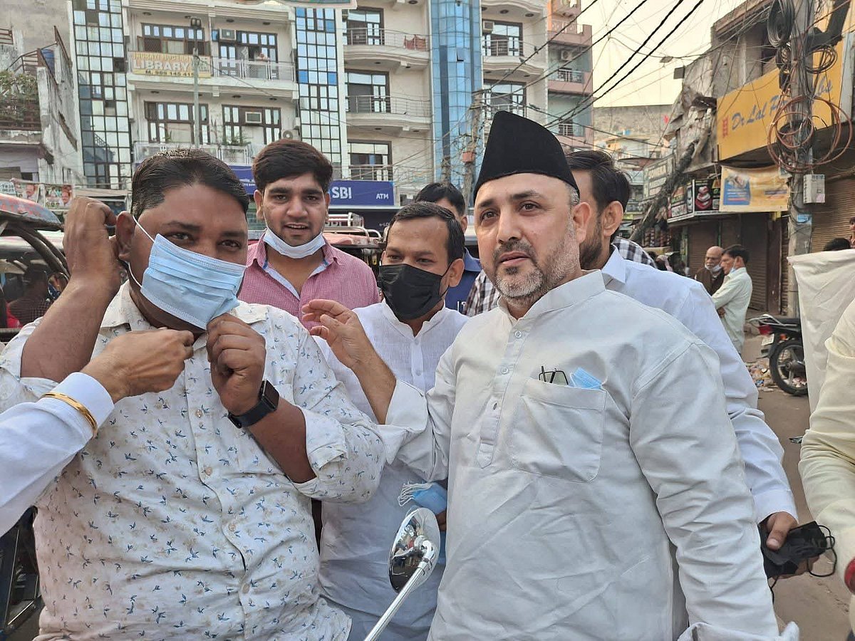 فضائی آلودگی کے خلاف سڑکوں پر اتری دہلی کانگریس، لوگوں میں ماسک کیے تقسیم