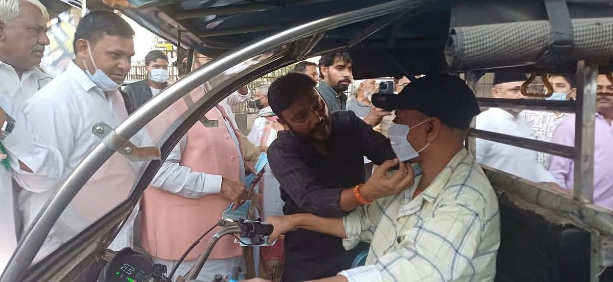 فضائی آلودگی کے خلاف سڑکوں پر اتری دہلی کانگریس، لوگوں میں ماسک کیے تقسیم