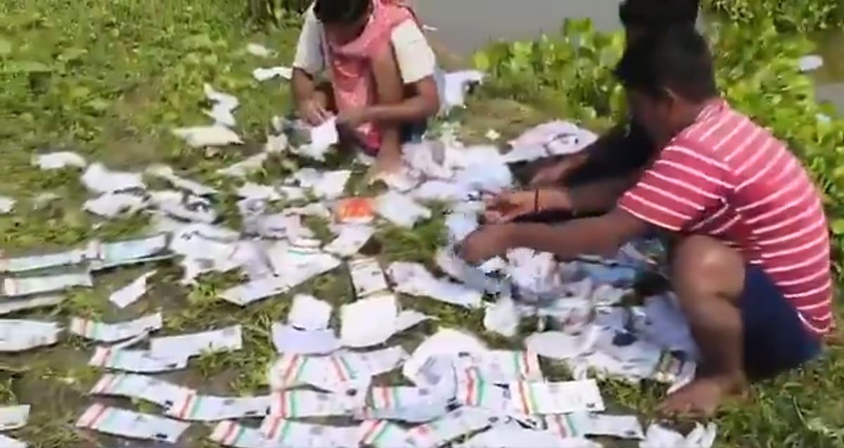 مغربی بنگال میں ’ایس آئی آر‘ کے درمیان پھوٹا ’آدھار بم‘، تالاب سے سینکڑوں آدھار کارڈ نکلنے کے بعد سیاسی ہلچل بڑھی