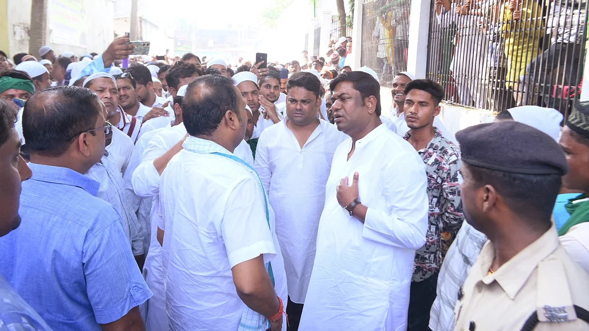 <div class="paragraphs"><p>افضل خان کے بڑے بھائی کی میت میں شامل سنتوش سہنی، تصویر&nbsp;<a href="https://x.com/sonofmallah">@sonofmallah</a></p></div>