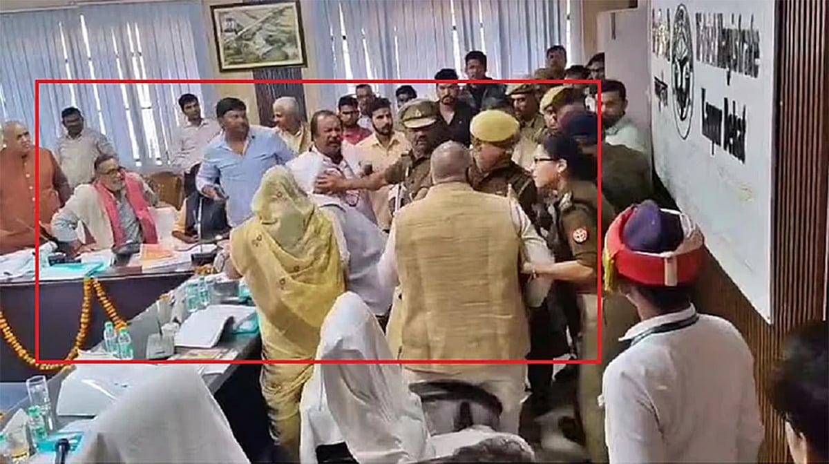 اتر پردیش: بی جے پی کے موجودہ اور سابق رکنِ پارلیمنٹ میں اجلاس کے دوران ہاتھاپائی، پولیس نے مداخلت کر کے معاملہ سنبھالا