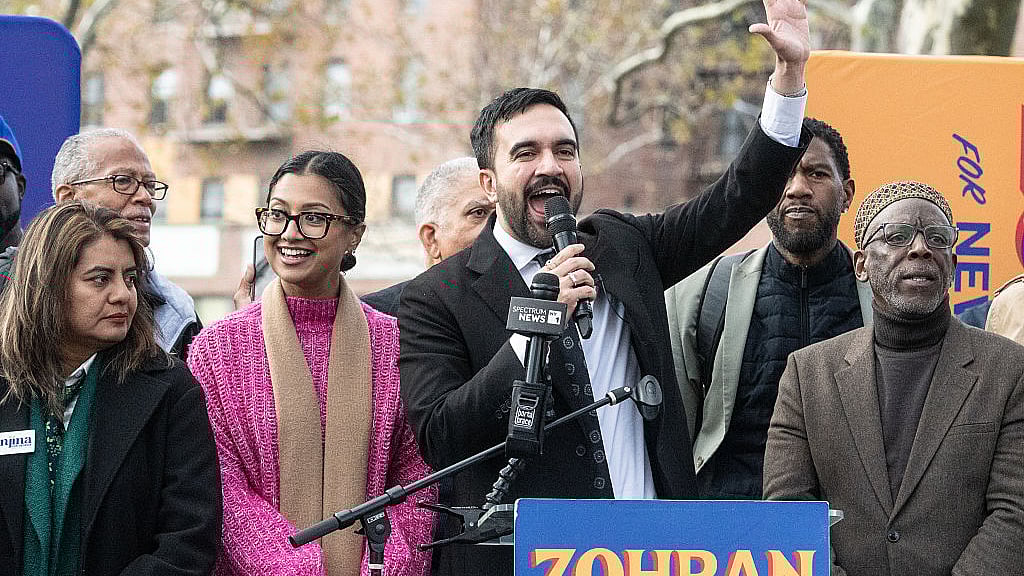 <div class="paragraphs"><p>نیویارک کا میئر منتخب ہونے کے بعد خوشی کا اظہار کرتے ہوئے ظہران ممدانی / Getty Images</p></div>