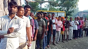 بہار اسمبلی انتخابات: پہلے مرحلے کی 121 سیٹوں پر ووٹنگ، 3.75 کروڑ سے زائد ووٹر کر رہے حق رائے دہی کا استعمال