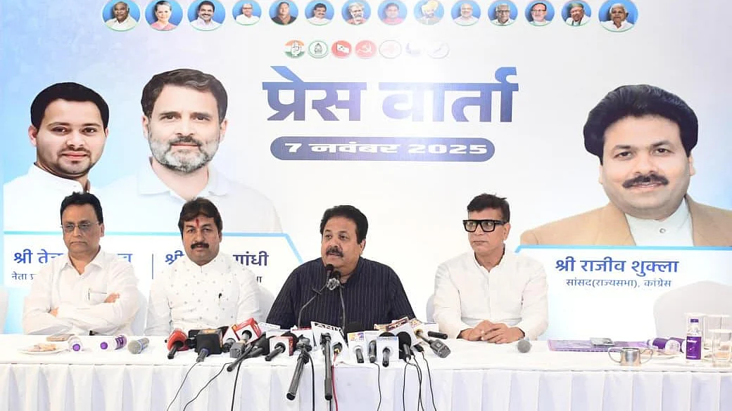 <div class="paragraphs"><p>پریس کانفرنس سے خطاب کرتے ہوئے راجیو شکلا</p></div>