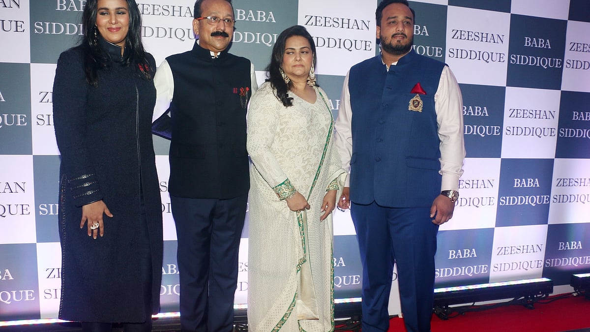 <div class="paragraphs"><p>بابا صدیقی خاندان کی فائل تصویر، جس میں شہزین صدیقی بھی سفید لباس میں نظر آ رہی ہیں / آئی اے این ایس</p></div>