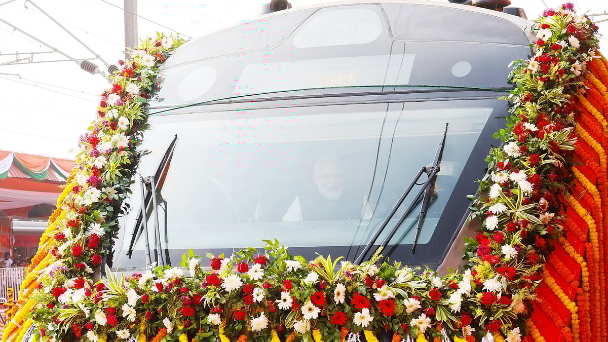  4 نئی وندے بھارت ٹرینوں کا افتتاح، پی ایم مودی نے دکھائی ہری جھنڈی