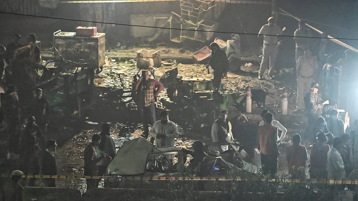 <div class="paragraphs"><p>لال قلعہ کے قریب دھماکہ کے بعد کا منظر، تصویر قومی آواز/ویپن</p></div>