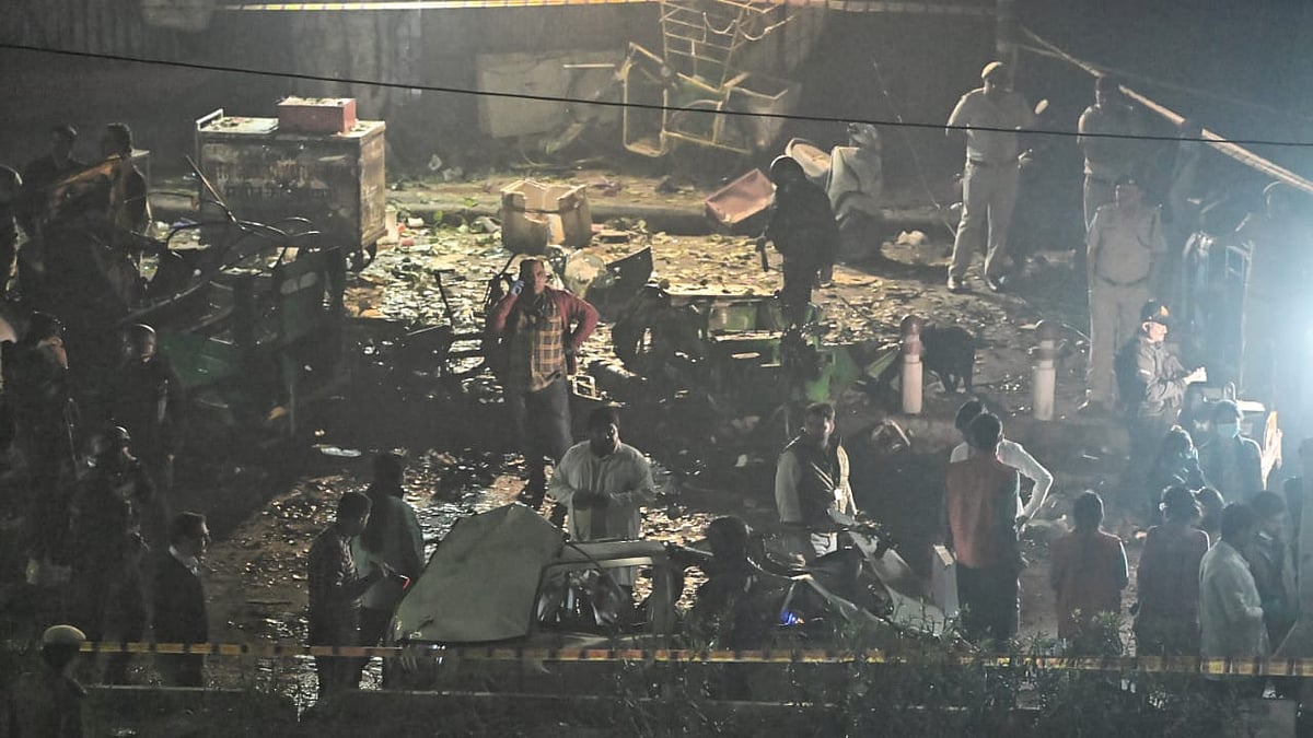 <div class="paragraphs"><p>لال قلعہ کے قریب دھماکہ کے بعد کا منظر، تصویر قومی آواز/ویپن</p></div>