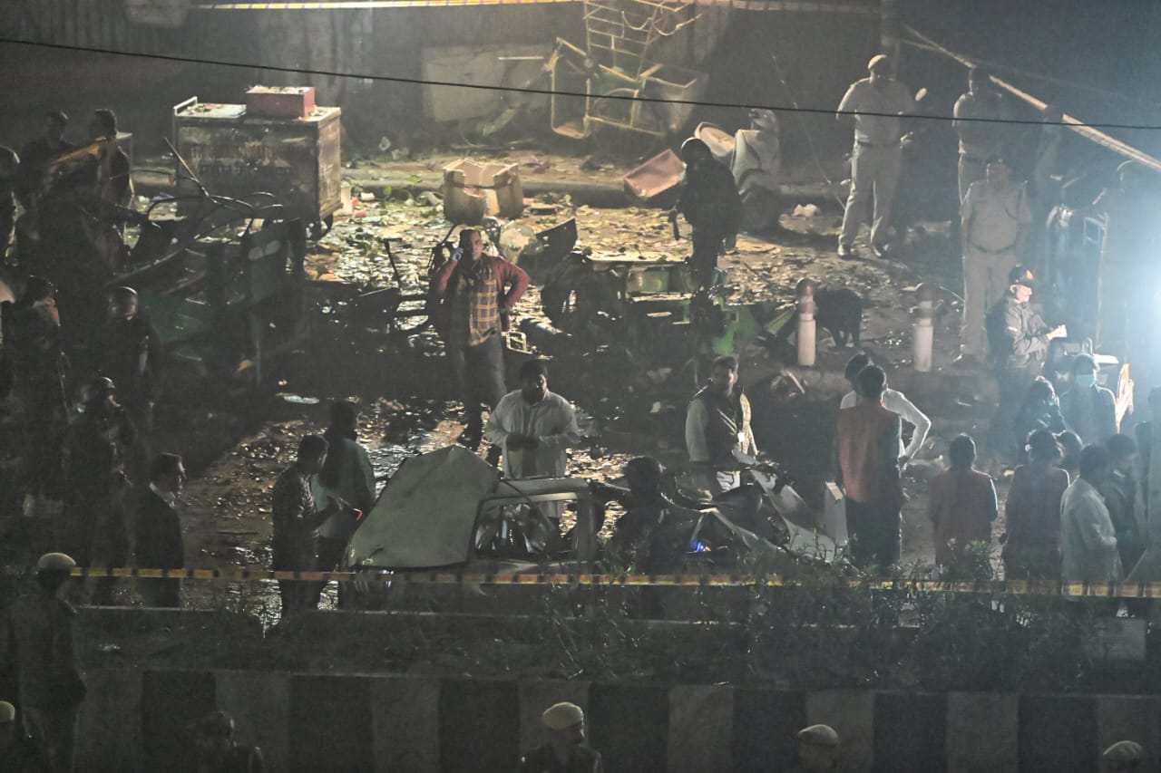 <div class="paragraphs"><p>لال قلعہ کے قریب دھماکہ کے بعد کا منظر، تصویر قومی آواز/ویپن</p></div>