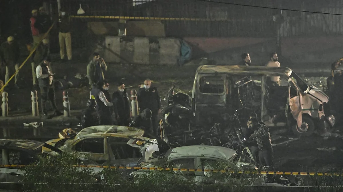 <div class="paragraphs"><p>لال قلعہ کے قریب کار دھماکہ کے بعد کا منظر، تصویر قومی آواز/ویپن</p></div>