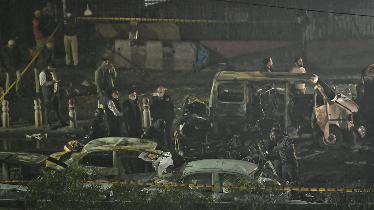 <div class="paragraphs"><p>لال قلعہ کے قریب کار دھماکہ کے بعد کا منظر، تصویر قومی آواز/ویپن</p></div>