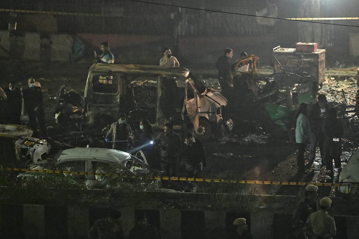 <div class="paragraphs"><p>لال قلعہ کے پاس ہوئے دھماکہ کے بعد کا منظر، تصویر ویپن/قومی آواز</p></div>