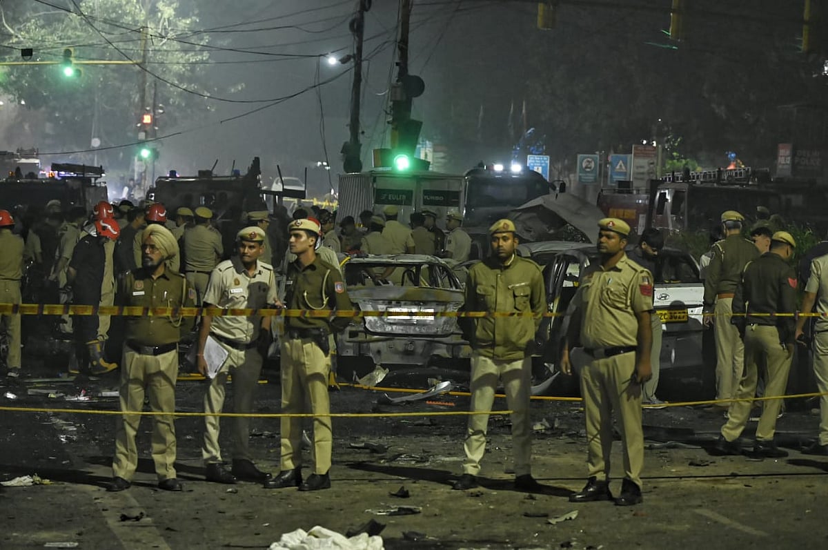 دہلی میں لال قلعہ کے قریب کار میں زوردار دھماکہ، 13 افراد جاں بحق، درجنوں زخمی، ممبئی میں الرٹ