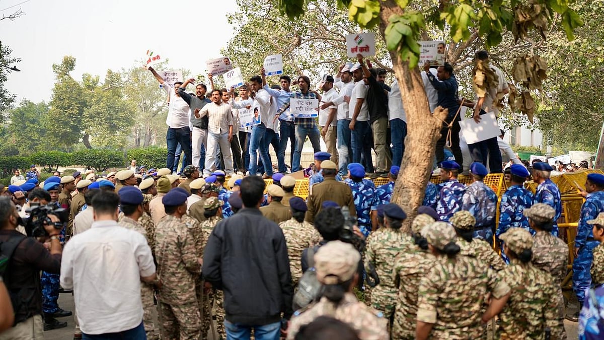 ’دی ایچ فائلز‘ کے ذریعہ ووٹ چوری سے متعلق انکشافات کے بعد این ایس یو آئی کا الیکشن کمیشن کے خلاف مظاہرہ