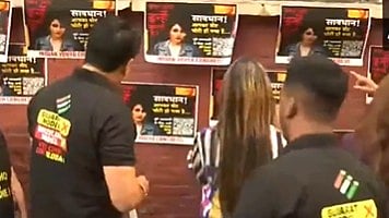 یوتھ کانگریس نے الیکشن کمیشن کے دفتر کی دیواروں پر پوسٹر لگائے