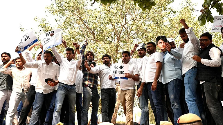 امریکہ میں آتش فشاں کا خوفناک نظارہ، 300 فیٹ اونچے لاوا کے فوارے کی ویڈیو آئی سامنے