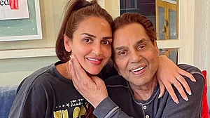 دھرمیندر کے انتقال کی خبروں کی تردید، سنی اور ایشا دیول نے کہا- ’صحتیابی کے لیے دعا کرتے رہیں‘