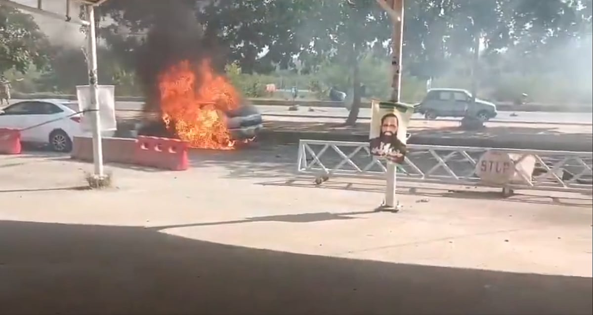 پاکستان کی راجدھانی اسلام آباد میں عدالت کے قریب زوردار دھماکہ، کار کے اڑ گئے پرخچے، 12 افراد جاں بحق، کئی دیگر زخمی