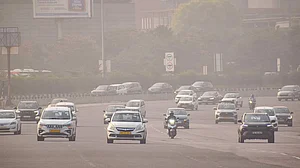 گیس چیمبر بن گئی راجدھانی، سانس لینا ہوا مشکل، اے کیو آئی پہنچا 722، گریپ 3 بھی بے اثر