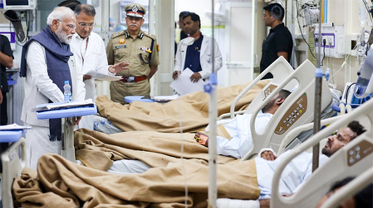 بھوٹان سے واپسی کے بعد اسپتال پہنچے وزیر اعظم مودی، دہلی کار دھماکے کے زخمیوں کی عیادت