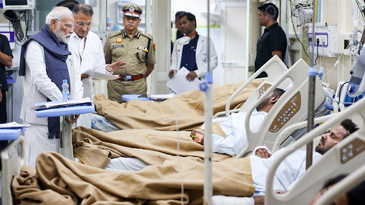 <div class="paragraphs"><p>اسپتال میں زخمیوں کی عیادت کرتے وزیر اعظم مودی / آئی اے این ایس</p></div>