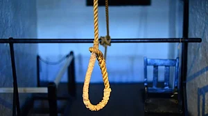 آن لائن شہرت کی لالچ میں جان جوکھم میں ڈالی! پنکھے سے پھانسی کا ڈرامہ رچانے والا نوجوان گرفتار