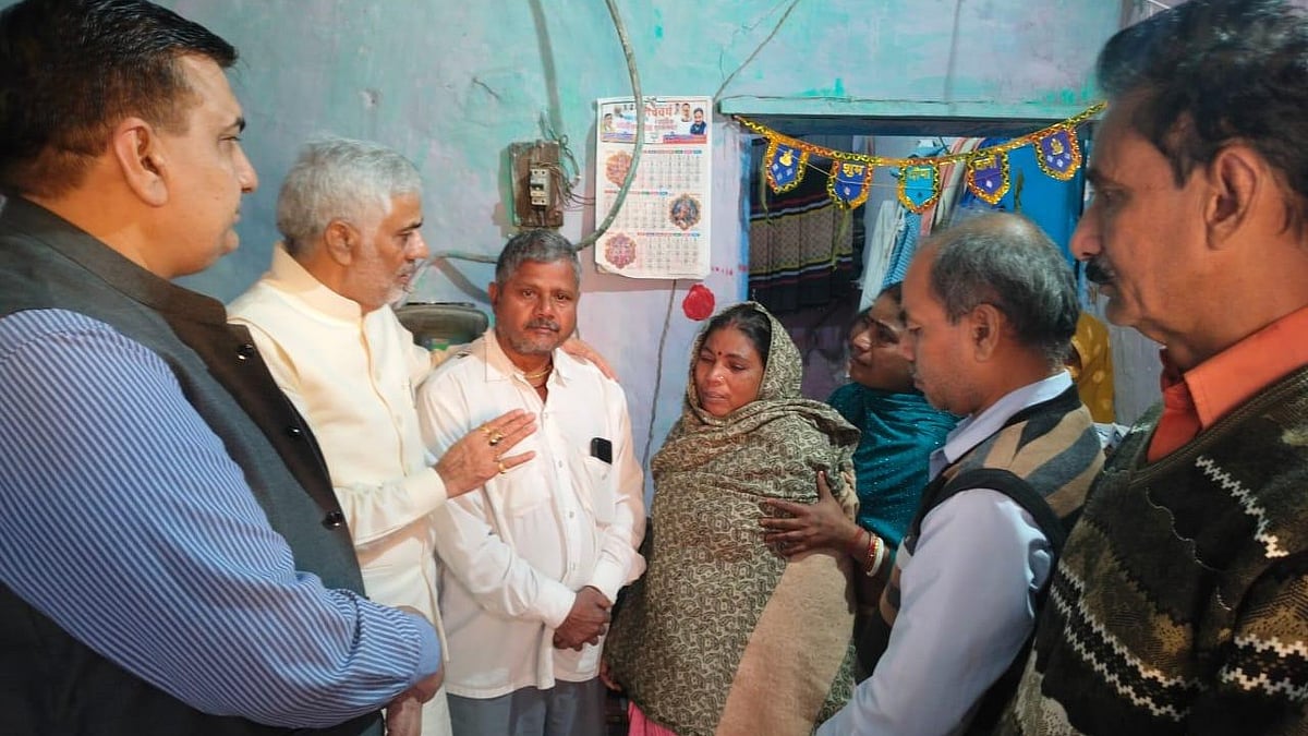 دہلی دھماکہ: ڈاکٹر نریش کمار نے مہلوک پنکج کمار ساہنی کے اہل خانہ سے کی ملاقات، حکومت سے فوری معاوضہ کا مطالبہ