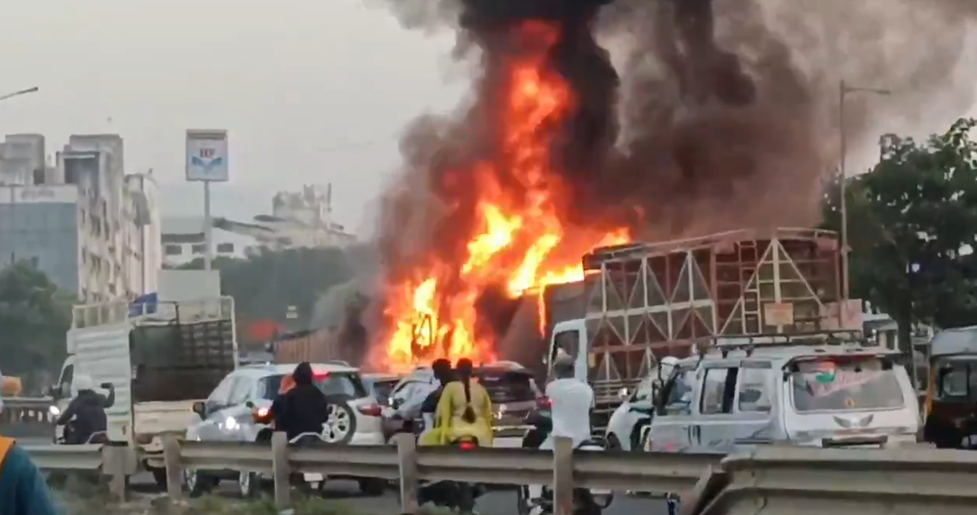 <div class="paragraphs"><p>پونے-بنگلورو شاہراہ پر ہوئے حادثہ کے بعد کا منظر، ویڈیو گریب</p></div>