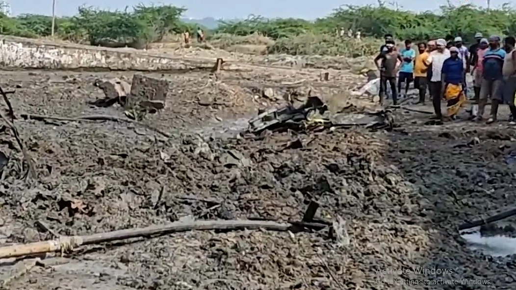 <div class="paragraphs"><p>طیارہ کے ملبہ کے پاس کھڑے مقامی باشندے، (ویڈیو گریب)</p></div>