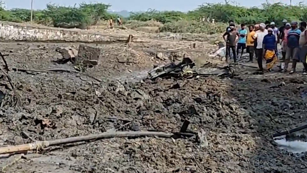 <div class="paragraphs"><p>طیارہ کے ملبہ کے پاس کھڑے مقامی باشندے، (ویڈیو گریب)</p></div>