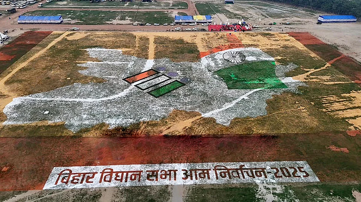 <div class="paragraphs"><p>انتخابات کے دوران ووٹر بیداری کے لیے پٹنہ کے گاندھی میدان پر بنائی گئی رنگولی / Getty Images</p></div>