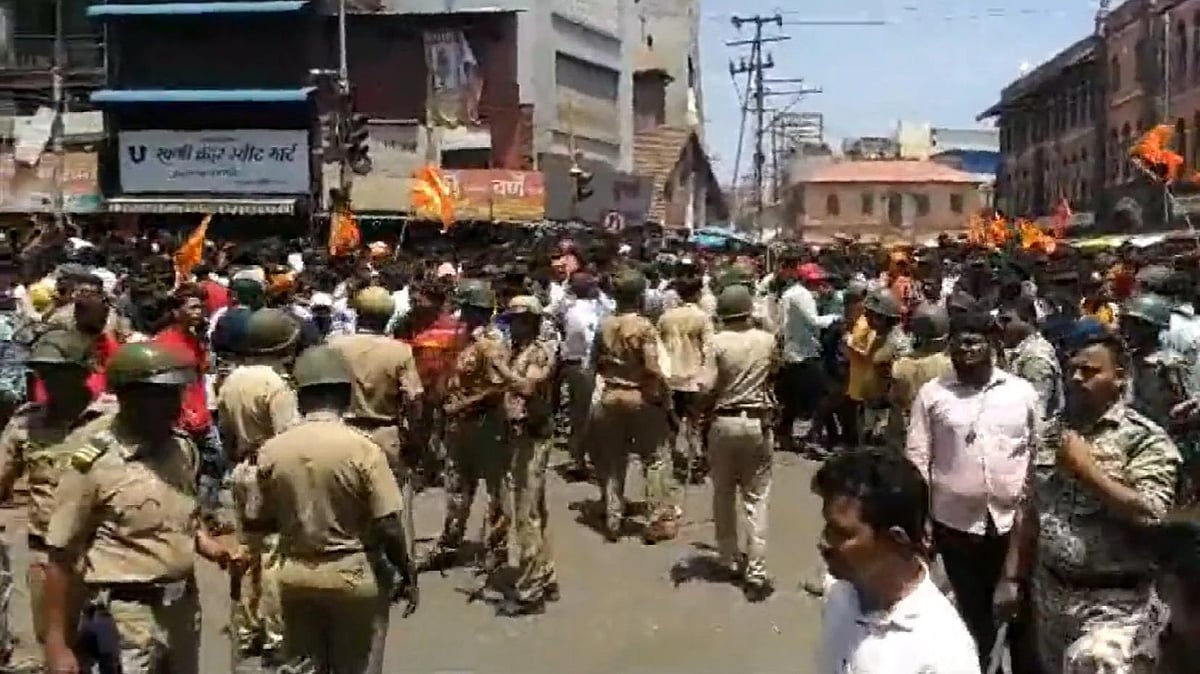 شیخ حسینہ پر فیصلے کے بعد بنگلہ دیش میں وبال، آنسو گیس، لاٹھی چارج اور پولیس کے ساتھ جھڑپوں میں 2 
لوگوں کی موت