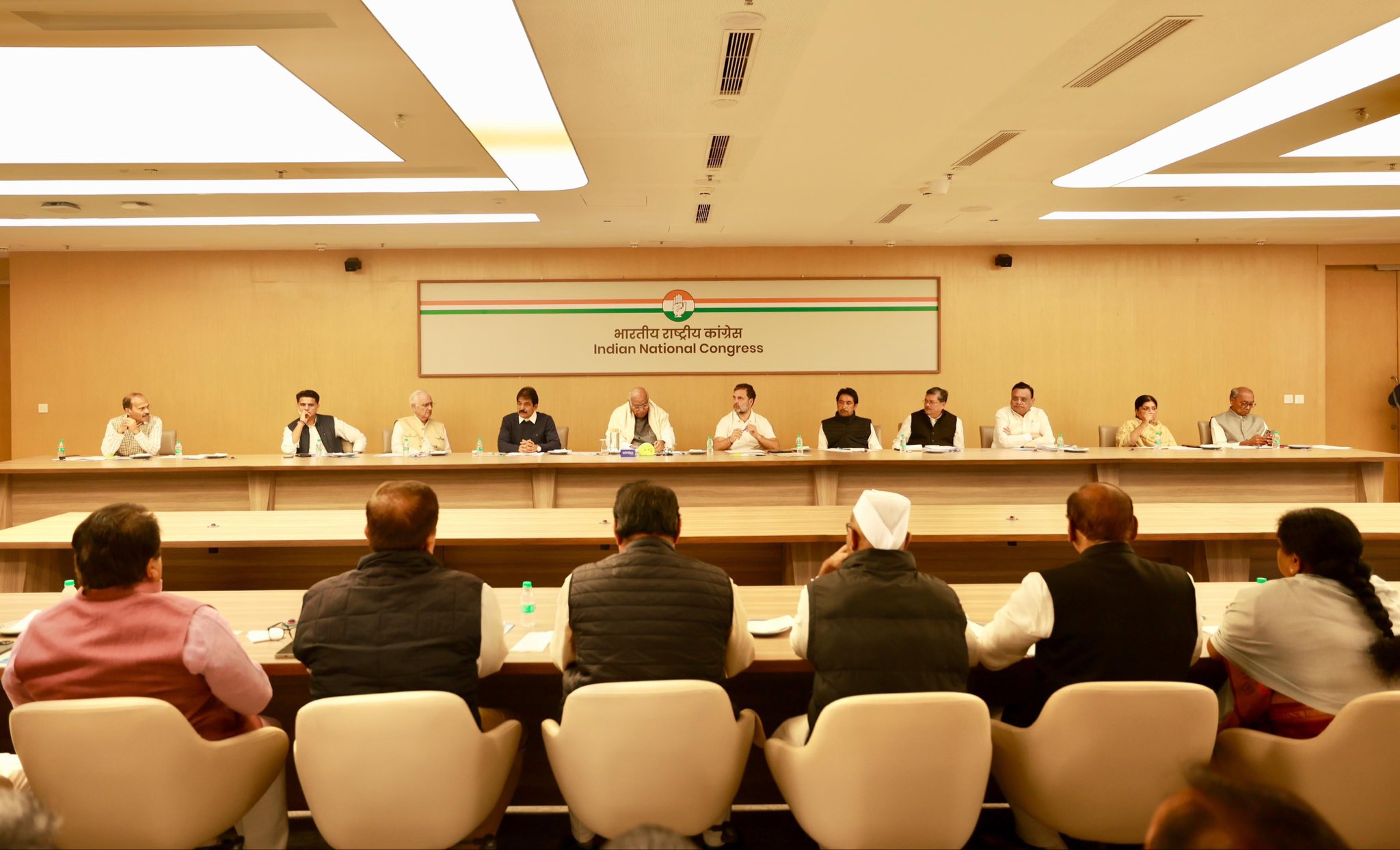 <div class="paragraphs"><p>میٹنگ کا منظر، تصویر <a href="https://x.com/kharge">@kharge</a></p></div>