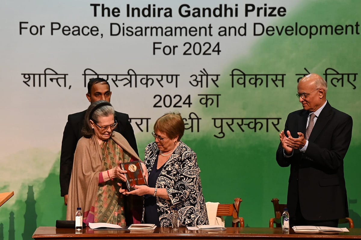 سونیا گاندھی کے ہاتھوں چلی کی سابق صدر مشیل باچلیٹ ’اندرا گاندھی امن، تخفیف اسلحہ و ترقی ایوارڈ‘ سے سرفراز