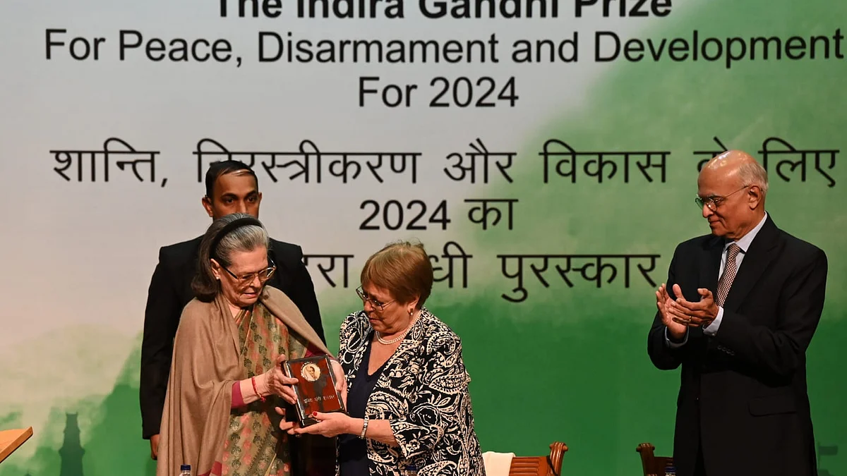 <div class="paragraphs"><p>مشیل باچلیٹ کو ایوارڈ پیش کرتی ہوئیں سونیا گاندھی، تصویر ویپن/قومی آواز</p></div>