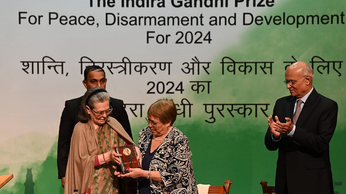 <div class="paragraphs"><p>مشیل باچلیٹ کو ایوارڈ پیش کرتی ہوئیں سونیا گاندھی، تصویر ویپن/قومی آواز</p></div>