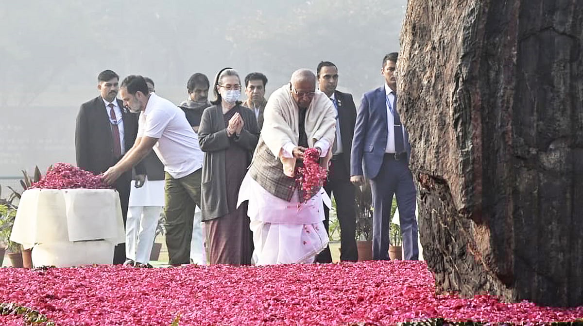 اندرا گاندھی کا یومِ پیدائش: سونیا، راہل اور کھڑگے سمیت کانگریس قائدین کی ’شکتی استھل‘ پر حاضری اور خراج تحسین
