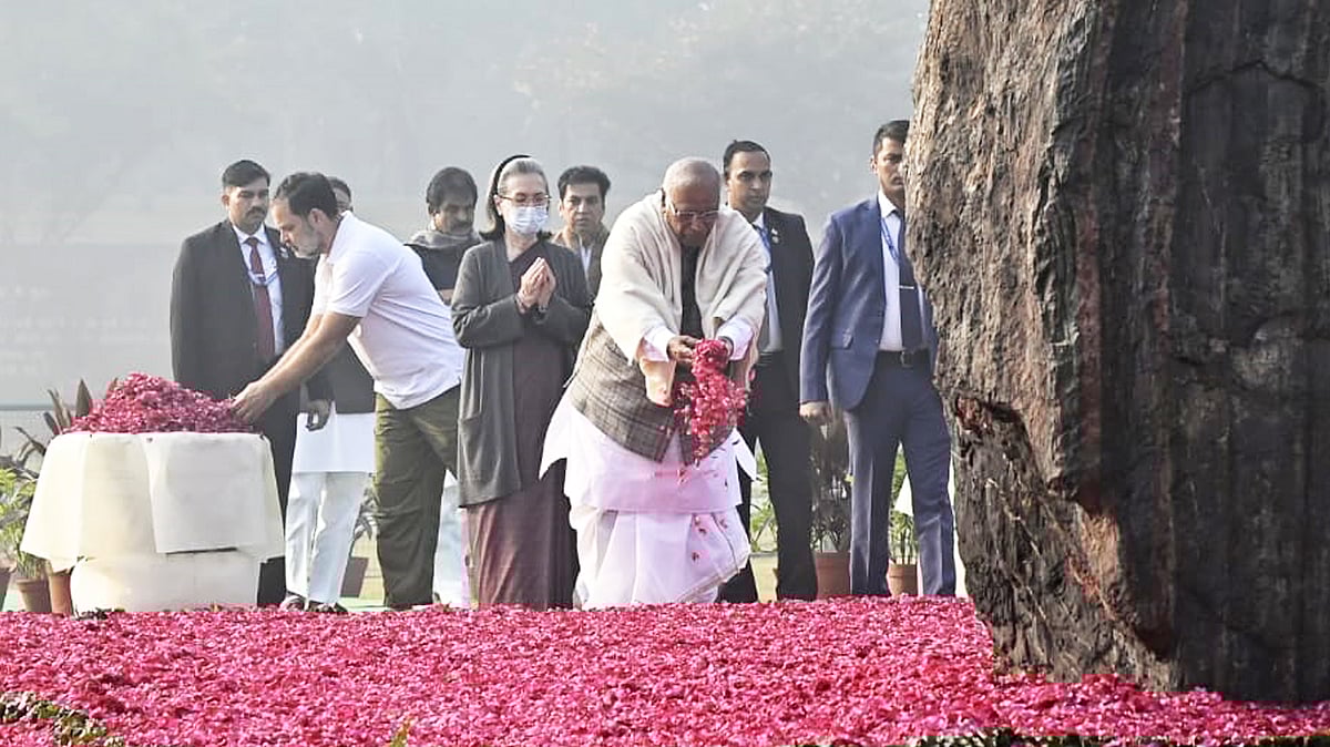 <div class="paragraphs"><p>شکستی ستھل پر اندرا گاندھی کو خراج تحسین پیش کرتی کانگریس کی اعلیٰ قیادت / تصویر قومی آواز / وپن</p></div>